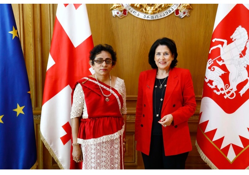 Gürcistan’a akredite Sri Lanka Türkiye Büyükelçisi Hasanthi Urugodawatte Dissanayake, Gürcistan devlet başkanı Salome Zourabichvili’ye güven mektubunu sundu
